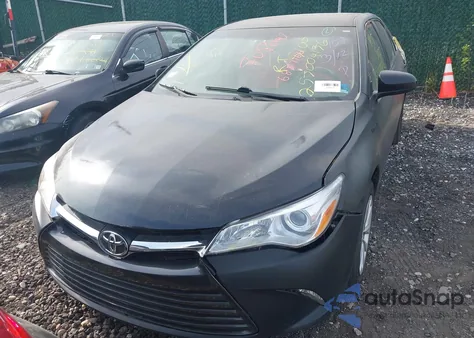 2015 Toyota Camry Hybrid Le z USA, uszkodzony, nr VIN 4T1BD1FK0FU145824